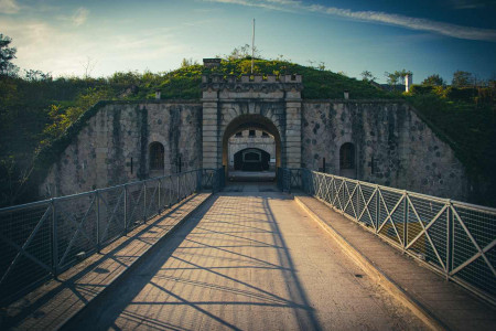 La spectaculaire entrée du Fort de Feyzin.