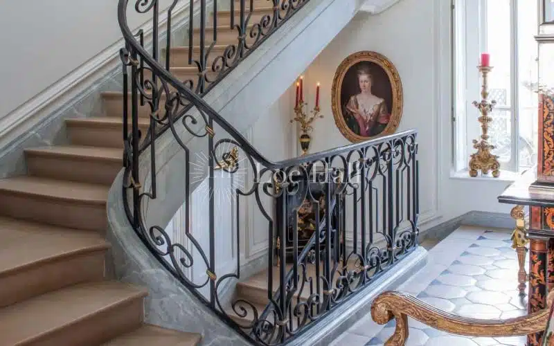 Gros plan de l’escalier de la galerie de réception de l’hôtel de Bouillon.