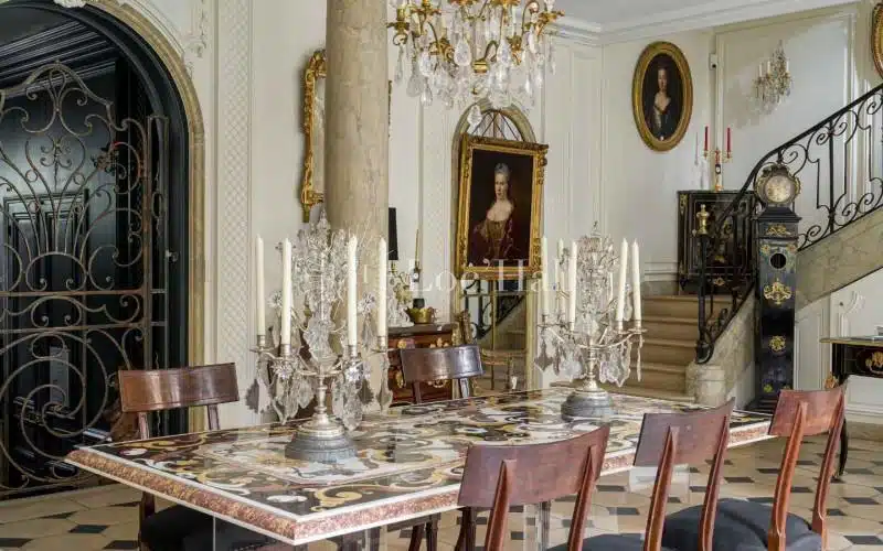 Table et escalier aux portraits de la grande galerie de réception de l’hôtel de Bouillon.