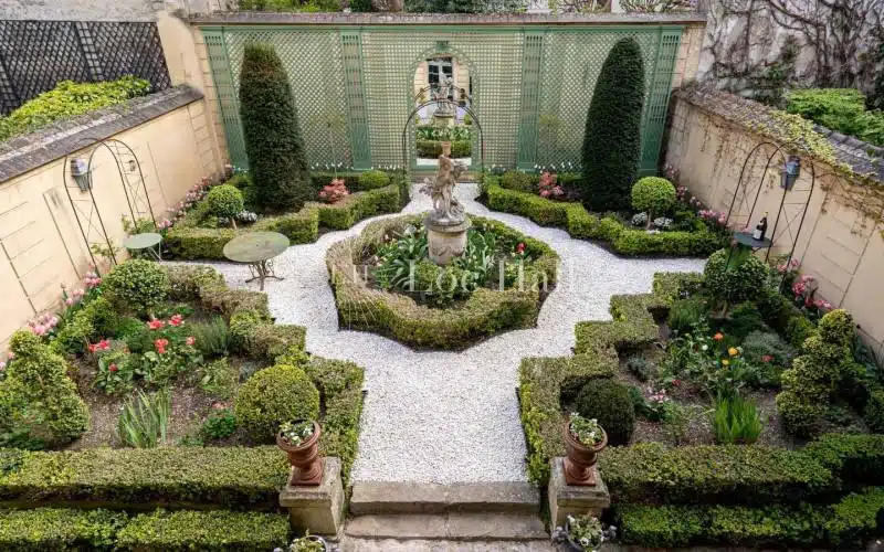 Vue d’ensemble du jardin à la française de l’hôtel de Bouillon.