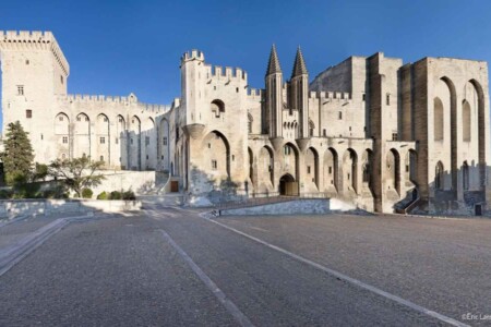 La monumentale façade gothique du Palais des Papes — Avignon Congrès