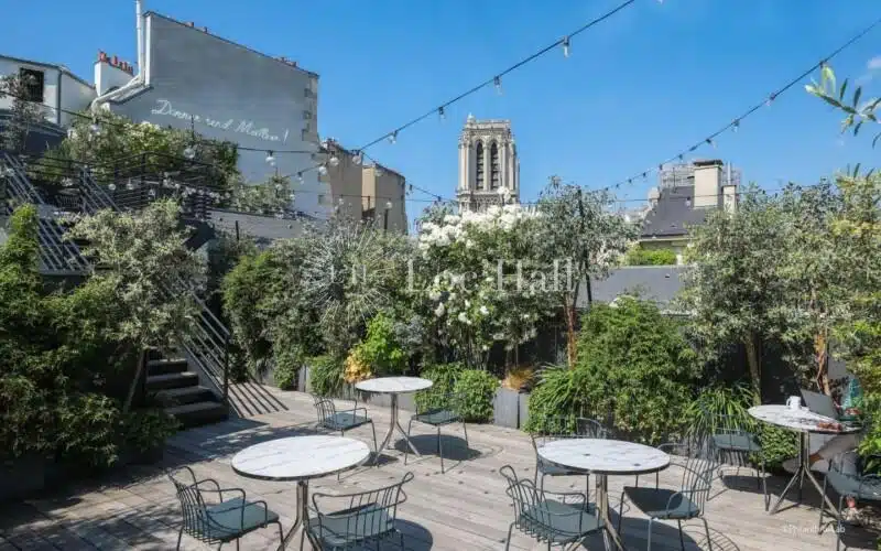 Entre verdure et tables de café parisien, la terrasse arborée sur deux niveaux du Philanthro-Lab.