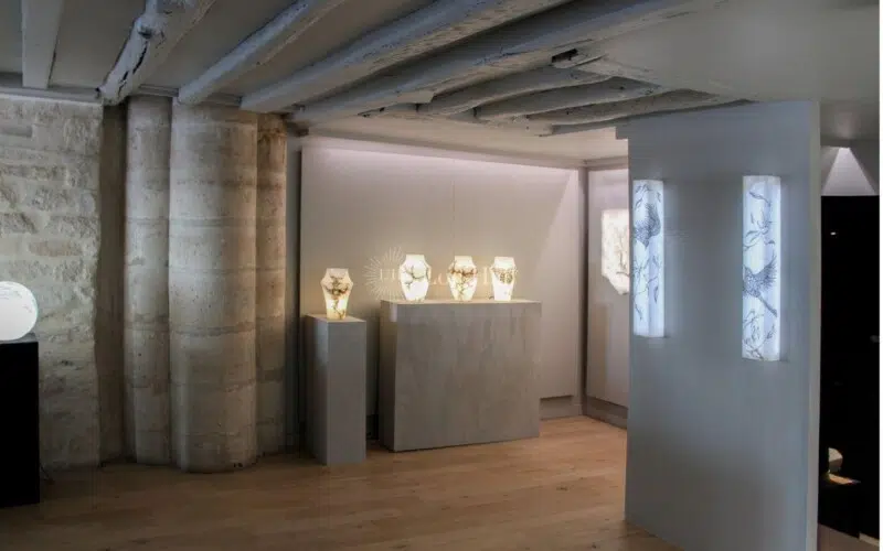 Vases de lumière exposés dans la salle Dauphine de la galerie Alain Ellouz.