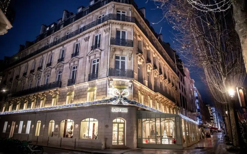 La belle façade d’angle de Ladurée Champs-Elysées