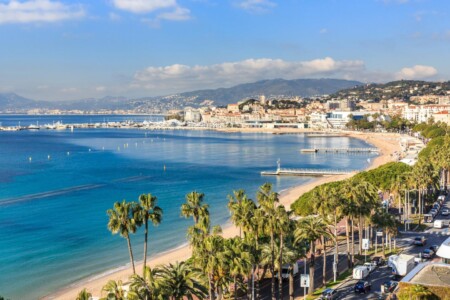 la croisette tournée vers la mer à Cannes